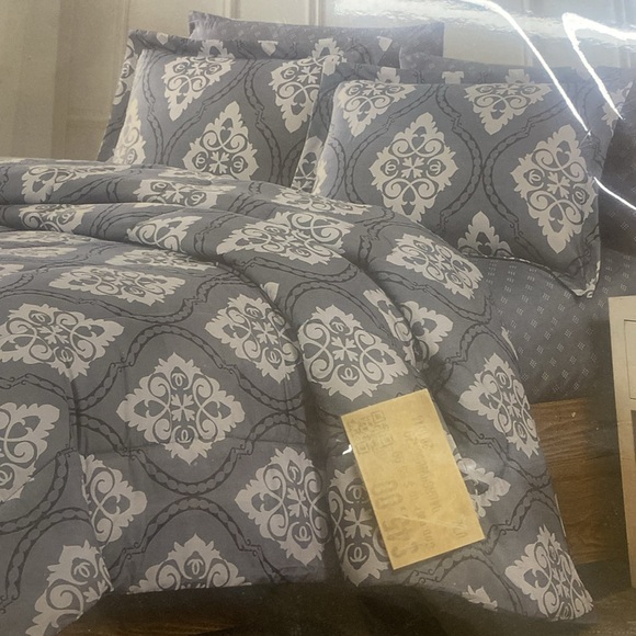 Comfortable Set - Picture 1 of 4